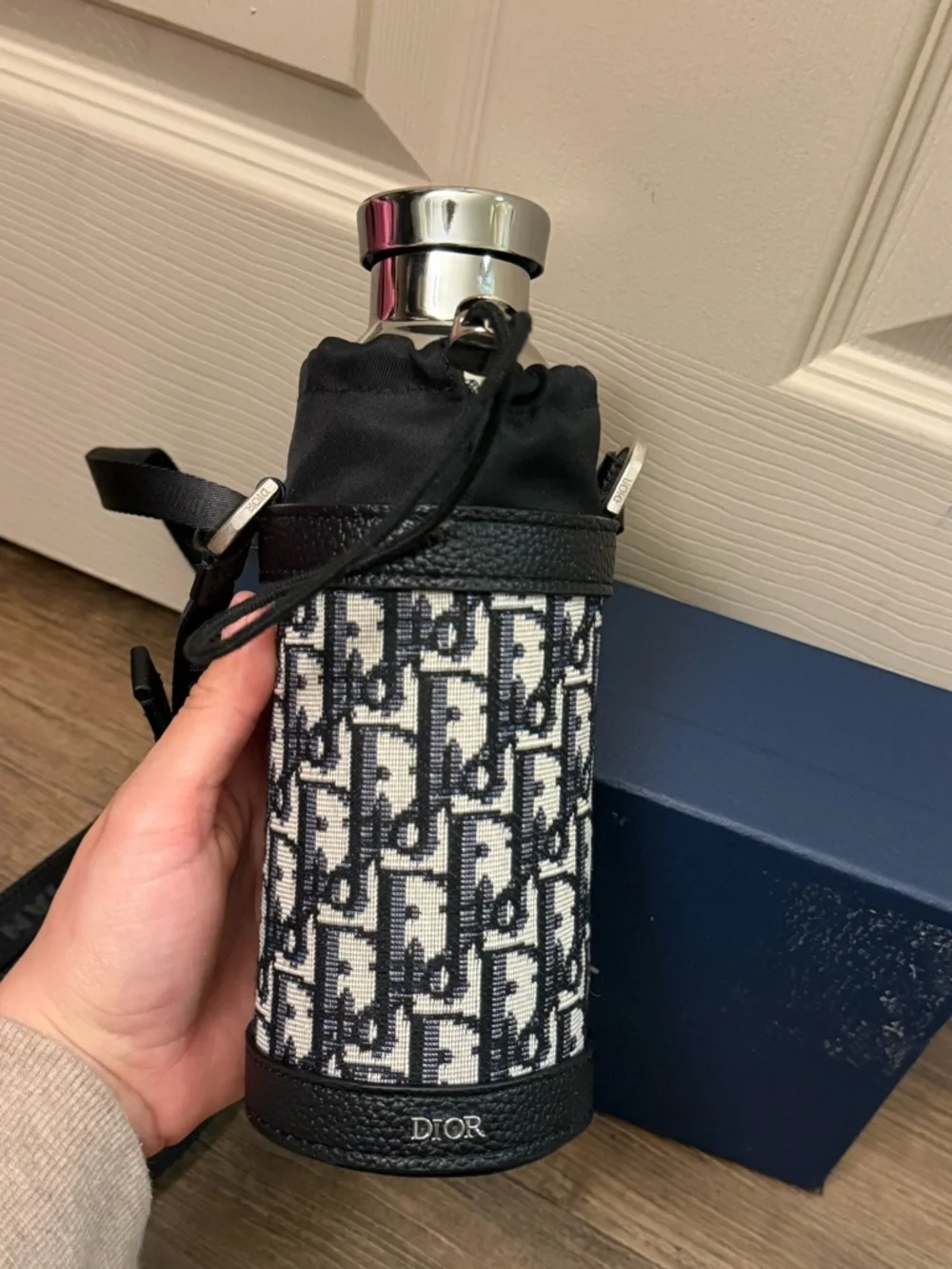 Dior Stainless Bottle with Black & Cream trotter Carrier - Picture 3 of 13